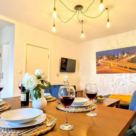 Spacious & Attractive 600m-7minuta Hoda Od Centra, Mogucnost Za Parking-apartmani-nsmilos Apartamento